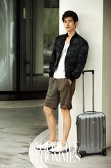 组图：陈学冬曝最新写真 演绎夏日轻熟男