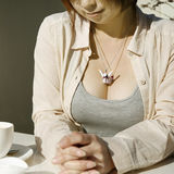 组图：日本创意项链“乳沟跳跃者”大胸必备