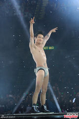 组图：脱掉脱掉！杜德伟台上激情脱衣仅留内裤