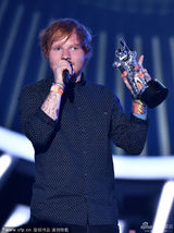 组图：艾德-希兰获最佳男艺人录影带 风采不减