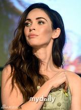 组图：梅根-福克斯韩国宣传 紧捂腿间防走光