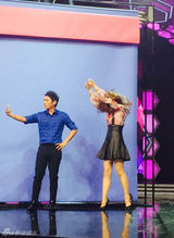 组图：赵薇录节目秒变女神经 嘟嘴卖萌玩自拍