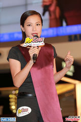 组图：何韵诗生日吃饭庆祝 緋闻女友送砧板