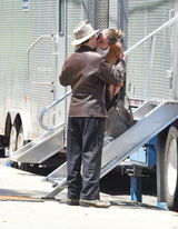 组图：约翰尼德普探班未婚妻当众激吻