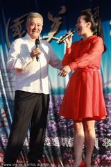 组图：赵本山谭晶牵手 献唱《夫妻双双把家还》