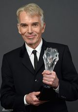 组图：评论家奖众星云集 谢耳朵帅气潘妮秀短发