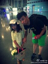 组图：奶爸萌娃再出发 吴镇宇对嘴喂儿子饼干