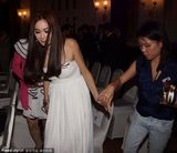 组图：温碧霞被围堵花容失色 自提裙摆艰难离场