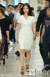 组图：朴信惠出席活动 众保镖护驾排场大