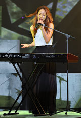 组图:众星劲歌热舞 Girls Day 甜美献唱