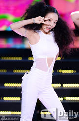 组图：韩团Kara发布会 露脐白衣性感十足