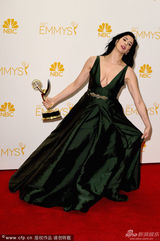 组图：萨拉-丝沃曼获得艾美奖综艺类最佳编剧