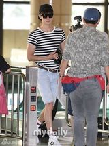 组图：东方神起孔侑等现身 胡茬微露不拘小节