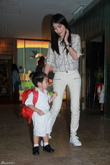 组图：陈慧琳接儿子放学 小龙包嘟小嘴激萌