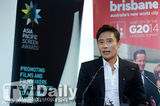 组图：李秉宪出席亚太电影节活动 捧回影帝奖杯