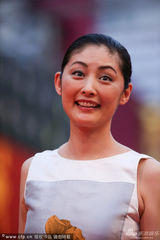 组图：日本演员常盘贵子现身 白裙马尾辫显清爽