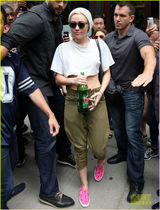 组图：麦莉-赛勒斯酷范潮装出街 卖萌自拍小内内