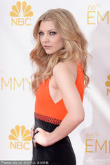 组图：娜塔莉-多默尔穿包臀礼服裙显曼妙身姿