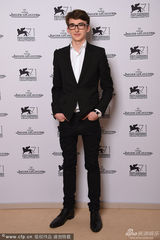 组图：《盒子怪》主创拍写真 小男主萌娃本色