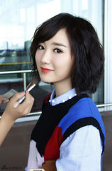 组图：潮范毛晓彤穿撞色裙 活力十足甜笑赴纽约