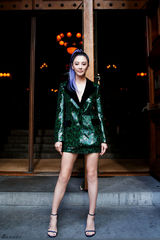 组图：张雨绮穿西装真空上阵 挑染马尾大胆张扬