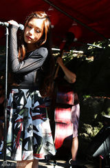 组图：朱婧芬兰献唱 异国街拍展秋日时尚