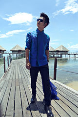 组图：张晓龙炫酷写真 “温太医”变脸沙滩型男