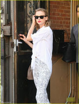 组图：斯威夫特湿发现身街头 诠释白色休闲风