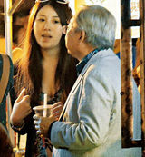 组图：76岁爷孙恋男主角换新欢 与嫩模亲密出街