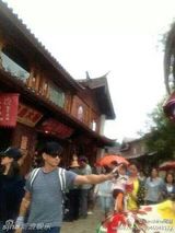 组图：隆诗牵手游丽江 吴奇隆贴心为女友夹菜