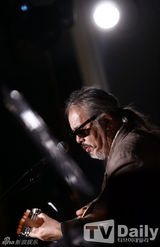 组图：Wonder Girls誉恩现身摇滚歌手全仁权发布会