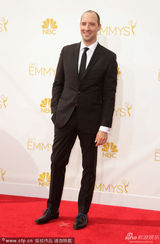 组图：《纸牌屋》托尼-海尔黑西装帅气亮相