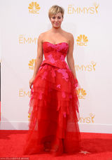 组图：卡蕾-措科红色裹胸蓬蓬裙亮相艾美红毯