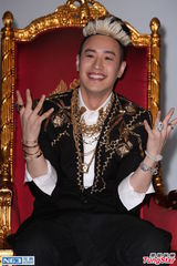 组图：潘玮柏身披5000万珠宝 为新专辑拍宣传照