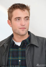 组图：《星图》朱丽安摩尔卖萌 加顿捂裙险走光