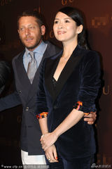 组图：章子怡遭老外搂腰 穿西装露性感蕾丝内衣