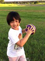 组图：Kimi玩球长胖又长高 粉丝盼去《爸爸2》