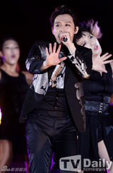 组图：JYJ热力开唱 金在中秀胸肌纹身隐现(朴有天/金俊秀)