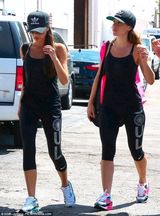 组图：两个贝嫂？维多利亚与闺蜜出行似双胞胎