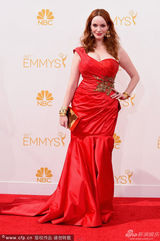 组图：克里斯蒂娜红裙娇艳秀豪乳 现身艾美红毯