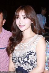 组图：柳岩蕾丝裙装秀傲人身材 引众男争相合影