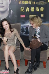 组图：Elizabeth Reaser走光 香港宣传新片颇亲民