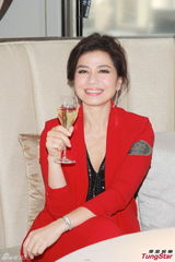 组图：钟楚红低胸性感出席活动 感情事随缘