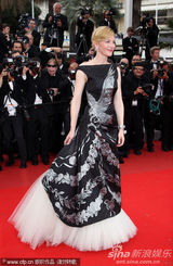 幻灯图集：凯特-布兰切特纱摆裙彰显华丽