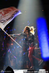 组图：张根硕开唱半裸露点 粉丝着比基尼狂欢