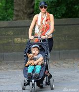 组图：米兰达披花丝巾抢眼 儿子抱小狗可爱卖萌