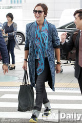 组图：张根硕赴中国办粉丝会 机场装风格独特