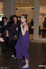 组图：杨千嬅孕后公开出席活动 吴彦祖请教造人秘诀