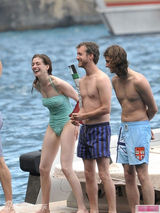 组图：海瑟薇与男友海边拥吻 性感凸点浑然不知