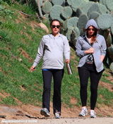 组图：娜塔丽-波特曼与友人散步 挺大肚步伐矫健